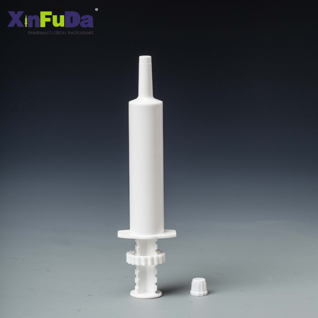 Application of plastic veterinary syringes-Cat Lysine Paste