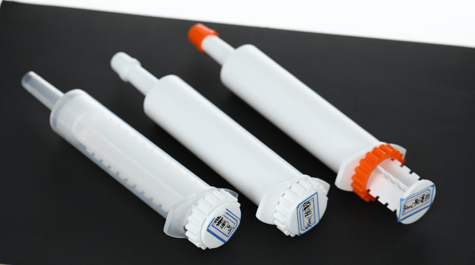 plastic syringe appliaction in calf paste nutritional supplement